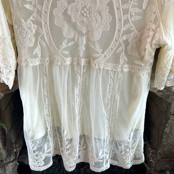 Lace Covered Lined Cream 3/4 Sleeve Above the Knee Medium Top;Perfect Condition! - Picture 4 of 16